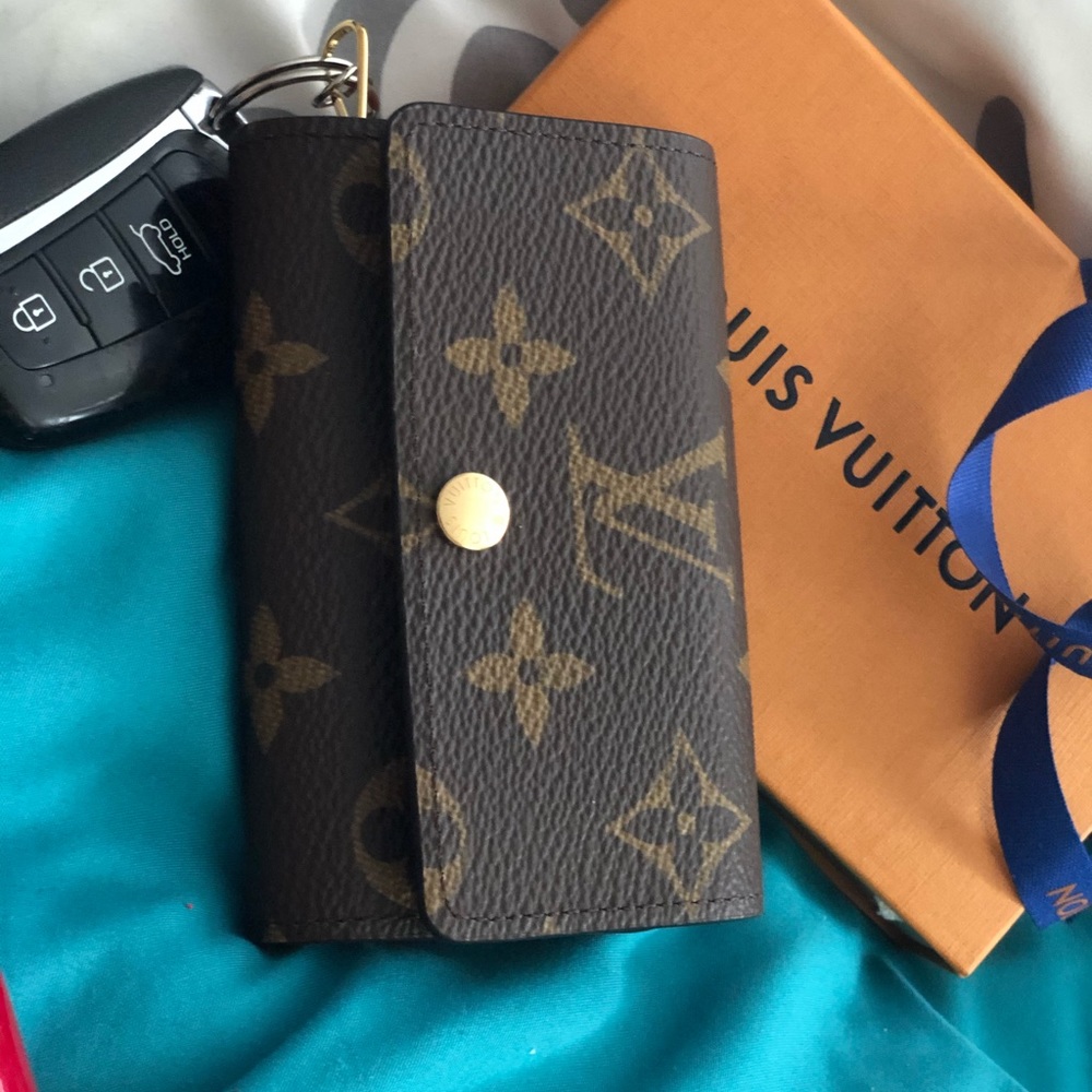 Louis Vuitton 6 ring key holder
